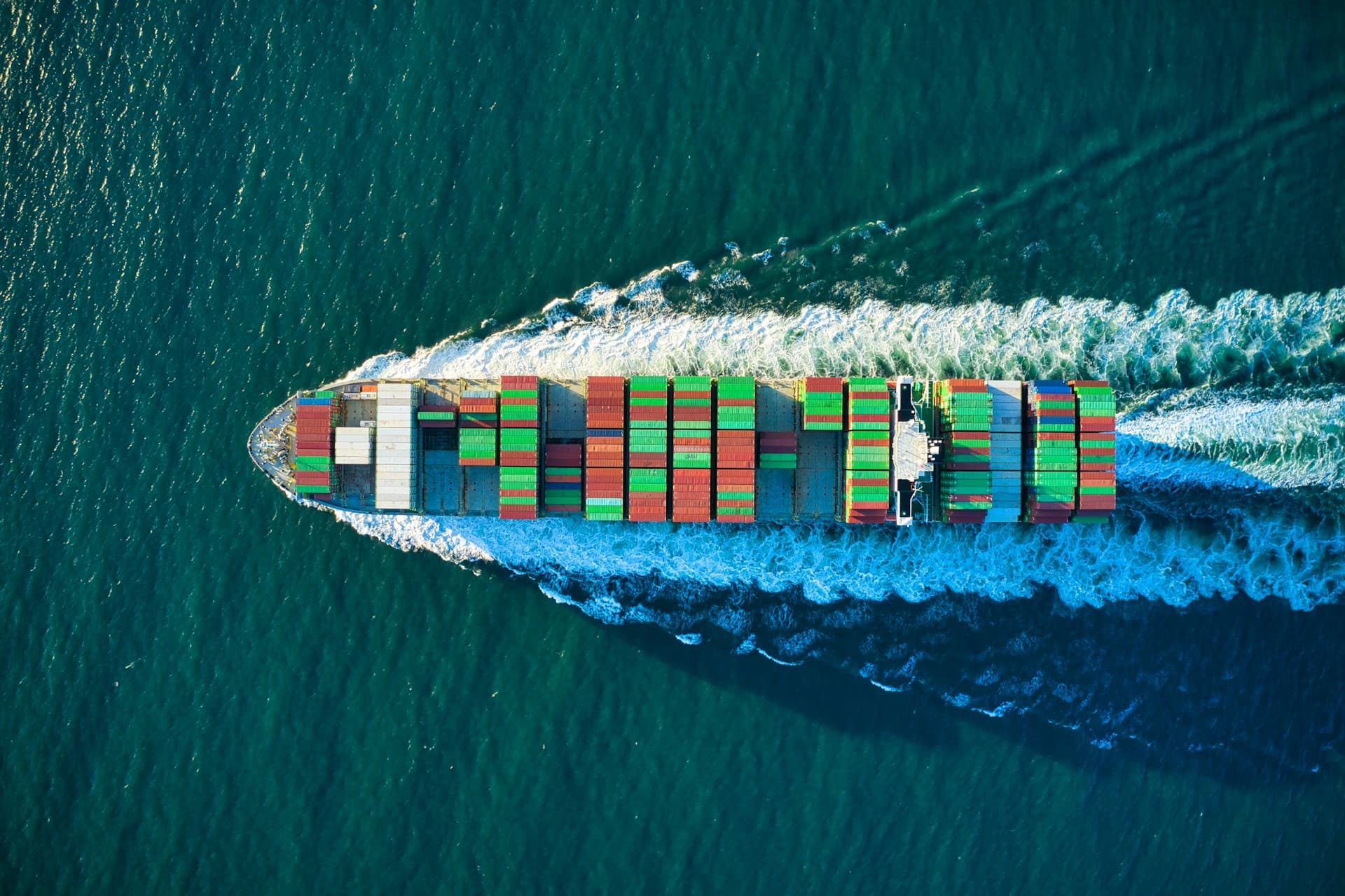 Navio cargueiro com contêineres no porto